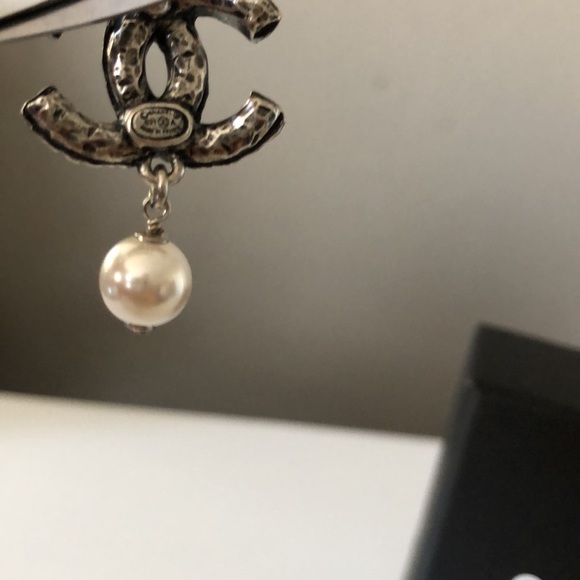 NEW Classic Chanel CC earrings with crystals and pearls - Picture 3 of 11